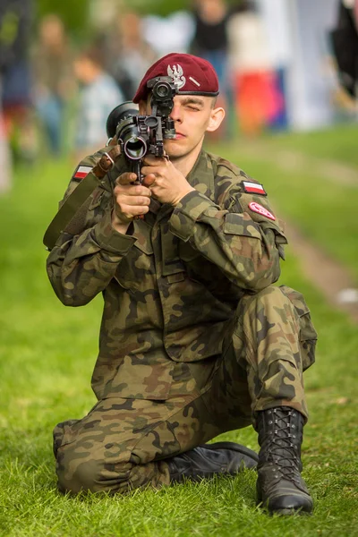 Soldado polaco durante la demostración del ejército — Foto de Stock