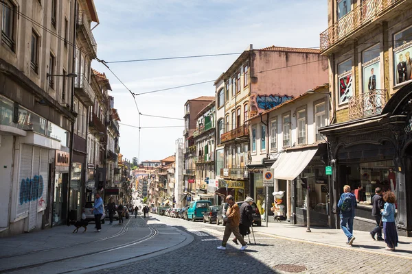 Una de las calles del casco antiguo de Oporto . — Foto de Stock