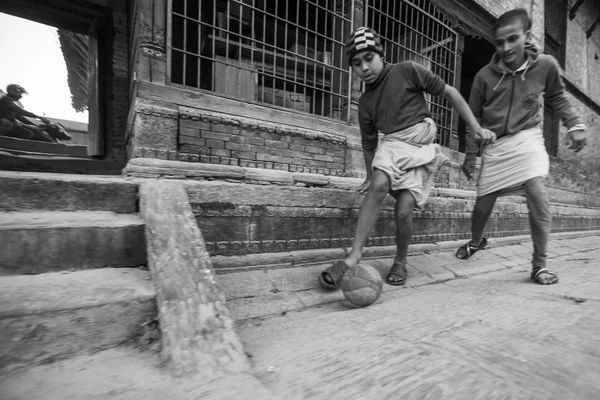 Kinderen voetballen na les — Stockfoto