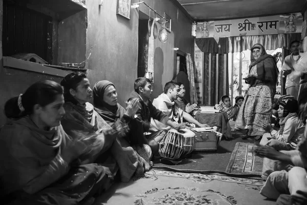 People reading texts at Jagadguru School. — Stock Photo, Image