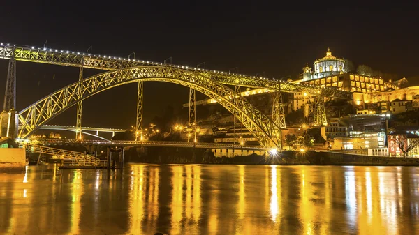 Dom Luis die ik brug en de rivier Douro — Stockfoto