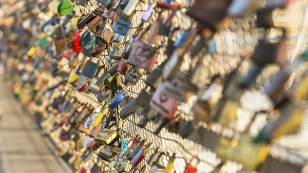 Cerraduras de amor en el puente . —  Fotos de Stock