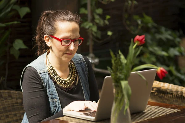 Young woman with laptop — Stock Photo, Image