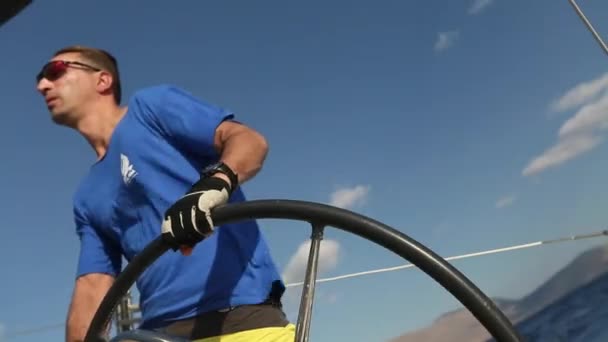 Seglare deltar i segling regatta — Stockvideo