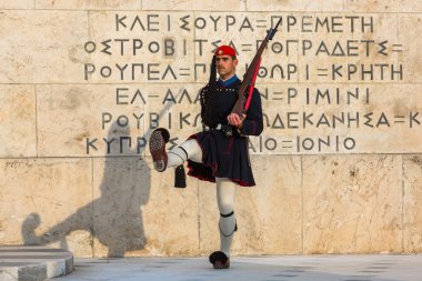 Meçhul asker mezarı koruyan evzone