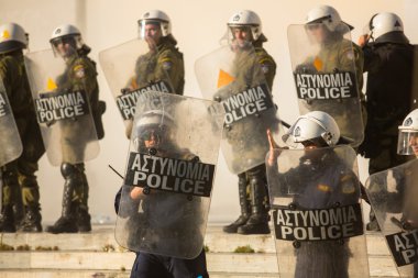 Kalkanları ile çevik kuvvet polisi