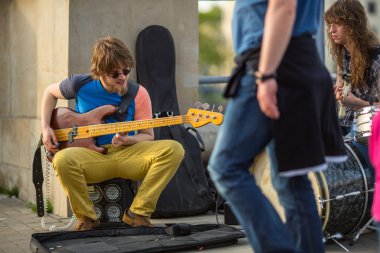 Tanımlanamayan sokak müzisyenleri