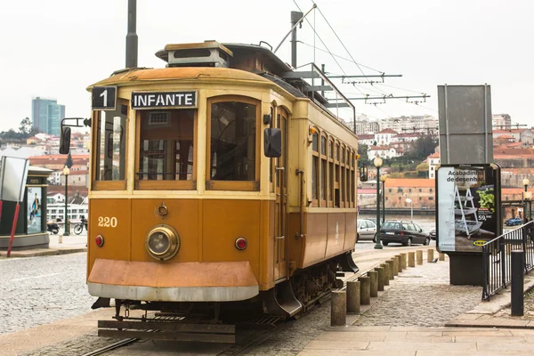 Erfgoed tram op de oevers van de Douro. — Stockfoto