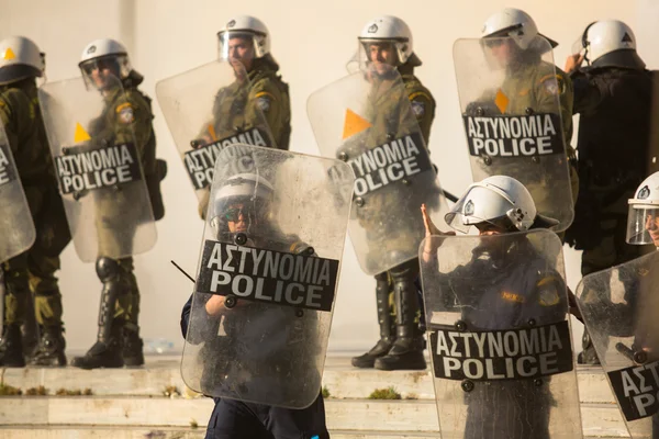 Oproerpolitie met hun schilden — Stockfoto