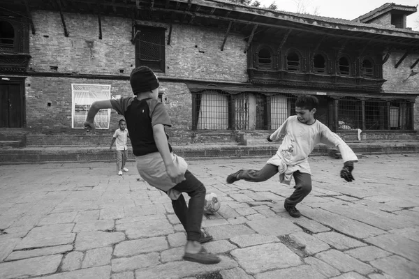 Enfants jouent au football après la leçon — Photo