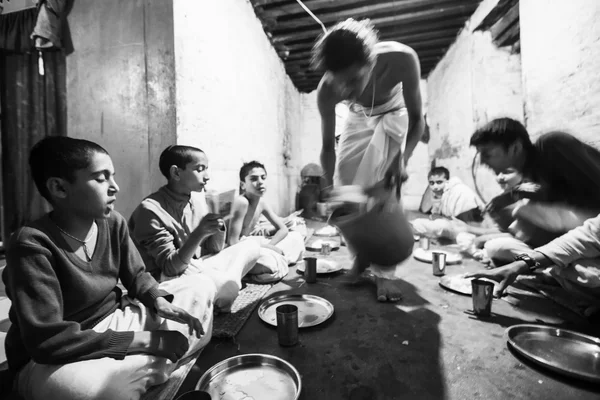 Jagadguru okulda yemek sırasında çocuk. — Stok fotoğraf