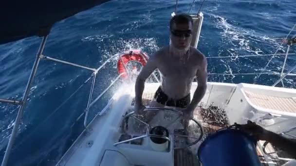 Regata de vela entre o grupo ilha grega no Mar Egeu — Vídeo de Stock