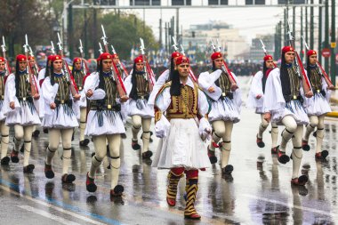 tam elbise giymiş evzones