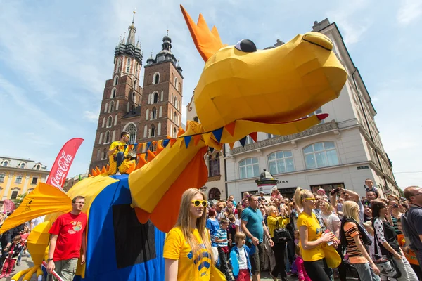 Během průvodu draků poblíž si St.Mary bazilika — Stock fotografie