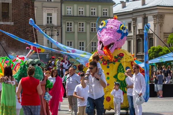 Durante el desfile de dragones cerca de la Basílica de Santa María —  Fotos de Stock