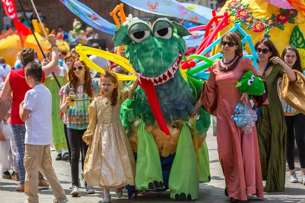 Durante el desfile de dragones cerca de la Basílica de Santa María —  Fotos de Stock