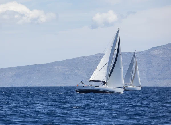 Ιστιοπλοΐα στον αέρα μέσα από τα κύματα — Stockfoto