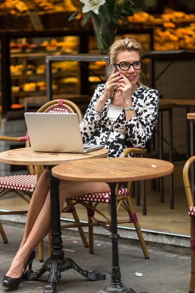 Mulher bonita com um laptop — Fotografia de Stock