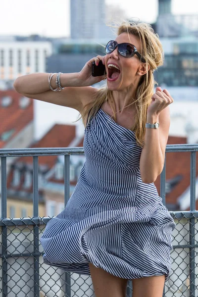 Blond meisje spreekt op een mobiele telefoon — Stockfoto