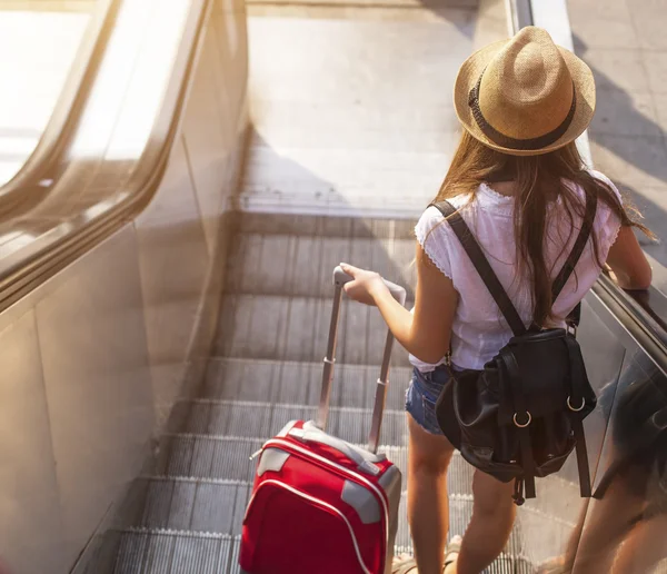 Menina com mala de viagem — Fotografia de Stock