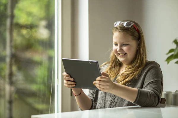 Teenage girl with tablet — Stock Photo, Image