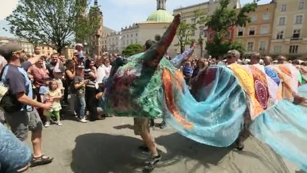 Durante el desfile de dragones cerca de la Basílica de Santa María — Vídeo de stock