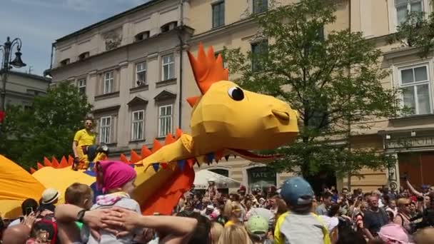 Během průvodu draků poblíž si St.Mary bazilika — Stock video