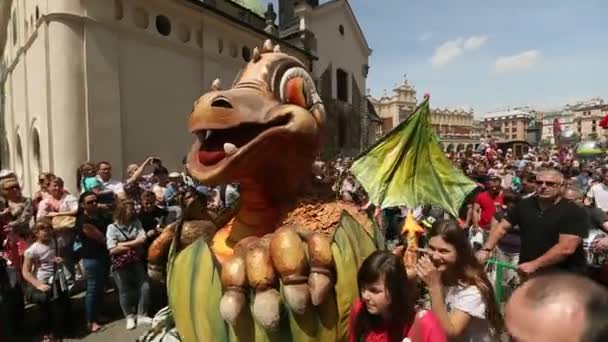 Tijdens de parade van draken in de buurt van de St.Mary basiliek — Stockvideo