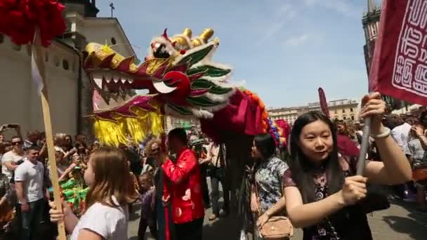 Tijdens de parade van draken in de buurt van de St.Mary basiliek — Stockvideo