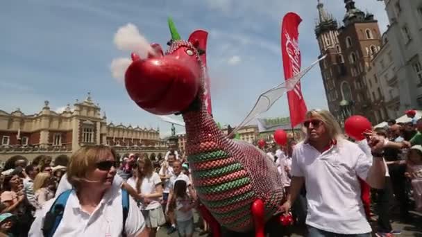 Tijdens de parade van draken in de buurt van de St.Mary basiliek — Stockvideo