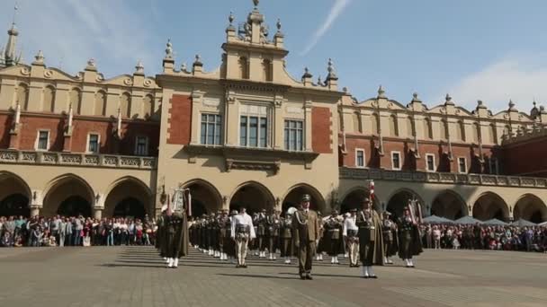 Orkiestra wojskowa na głównym placu miasta Krakowa — Wideo stockowe