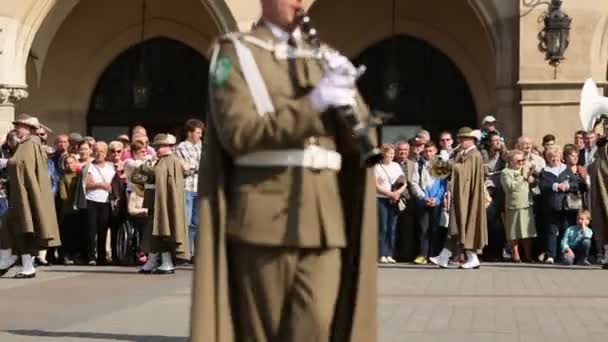 Orkiestra wojskowa na głównym placu miasta Krakowa — Wideo stockowe