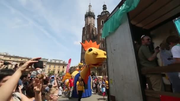 Tijdens de parade van draken in de buurt van de St.Mary basiliek — Stockvideo