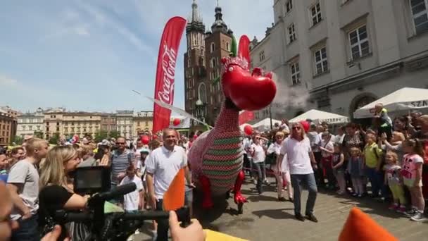 Během průvodu draků poblíž si St.Mary bazilika — Stock video