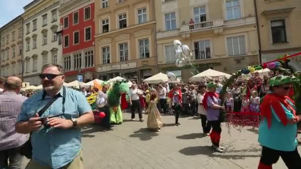 Tijdens de parade van draken in de buurt van de St.Mary basiliek — Stockvideo
