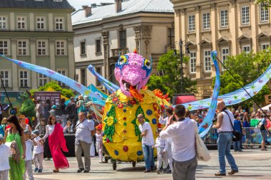 Ejderha edildi 's Basilica yakınındaki geçit töreni sırasında