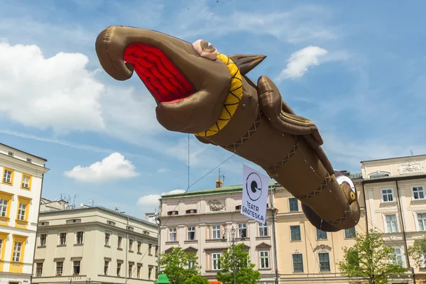 Während der Drachenparade in der Nähe der Basilika St. Maria — Stockfoto