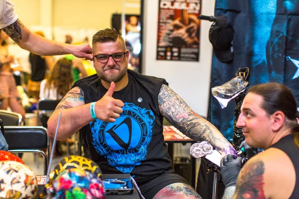 Människor gör tatueringar — Stockfoto