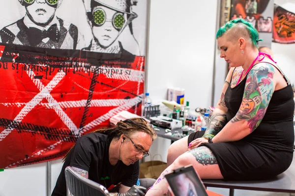 Люди делают татуировки. — стоковое фото
