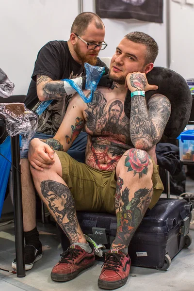 People make tattoos — Stock Photo, Image