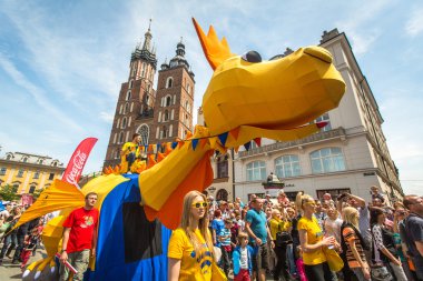 Ejderha geçit töreni sırasında