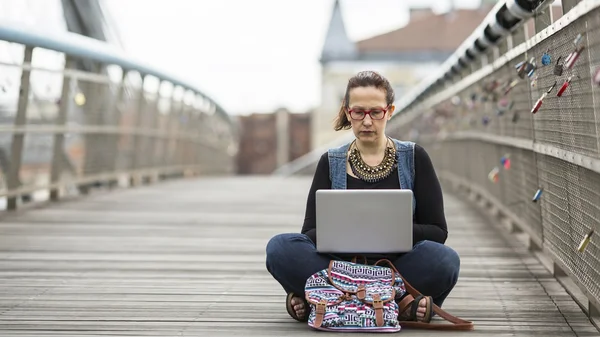 Junge Frau arbeitet am Laptop — Stockfoto