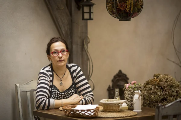 Mujer en el viejo café . —  Fotos de Stock