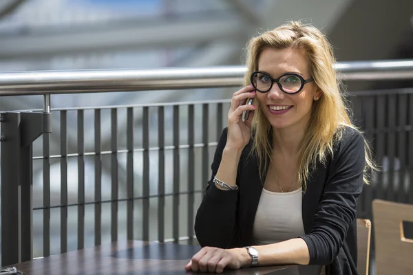 Donna con gli occhiali che parla al cellulare — Foto Stock