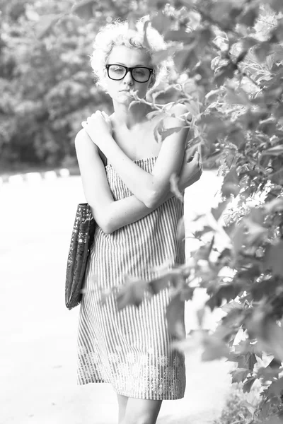 Young beautiful girl in park. — Stock Photo, Image