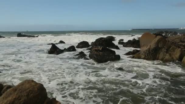 Surf splashes no pôr do sol no oceano Atlântico — Vídeo de Stock