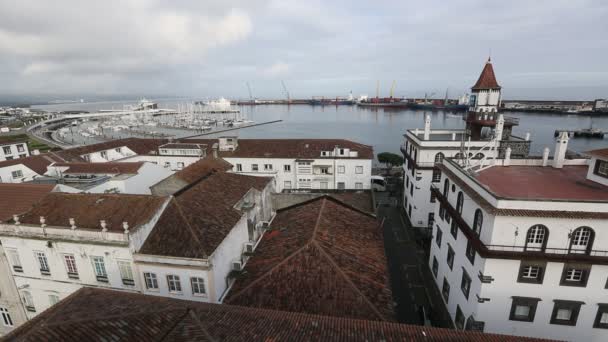 Blick von oben auf den Hafen von Ponta Delgada — Stockvideo