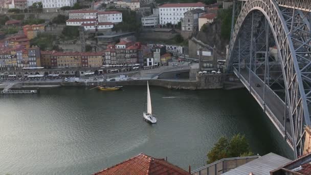 Iate no rio Douro no Porto — Vídeo de Stock