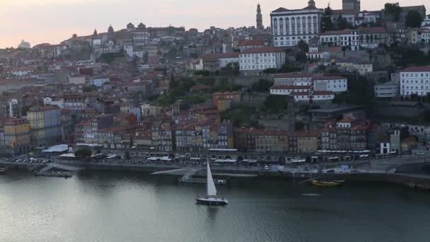Bovenaanzicht van het historische centrum van Porto — Stockvideo