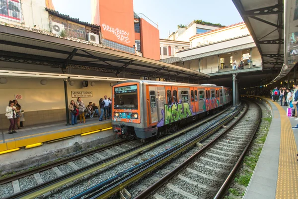 Kentsel metro istasyonu ile metro treni — Stok fotoğraf